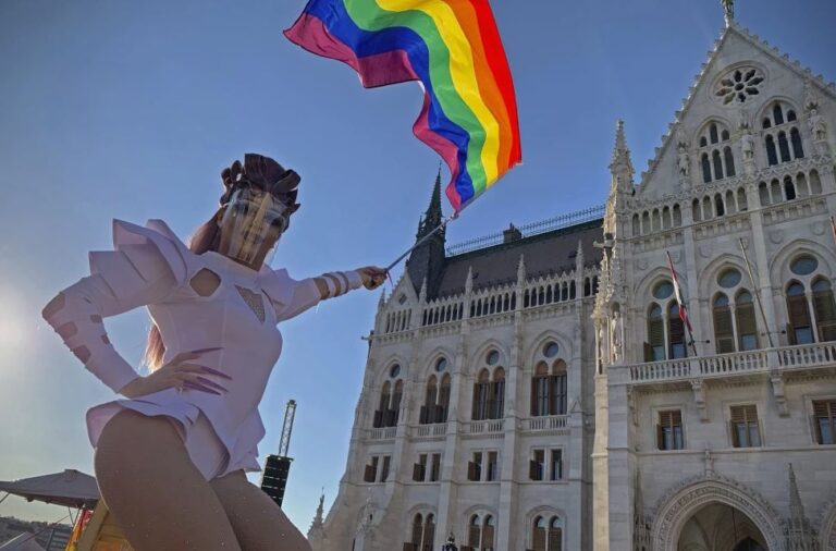 Parlamento de Hungría aprueba ley que prohíbe eventos de orgullo gay