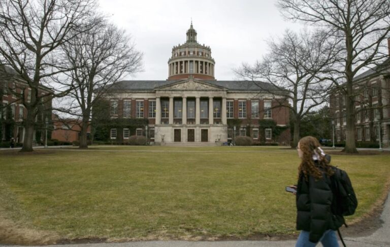 Estudiantes internacionales presentan demandas por la revocación masiva de visas en EEUU