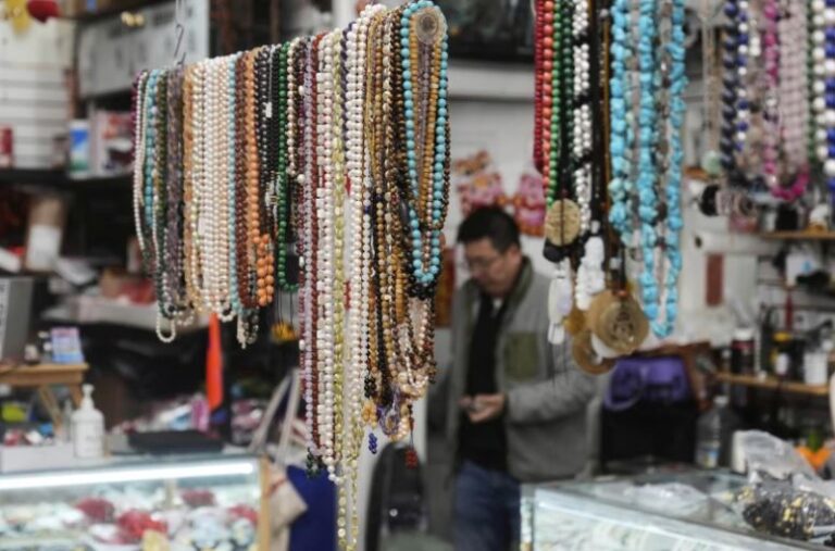 China reduce el monto mínimo para reembolsos de impuestos a turistas para impulsar el gasto