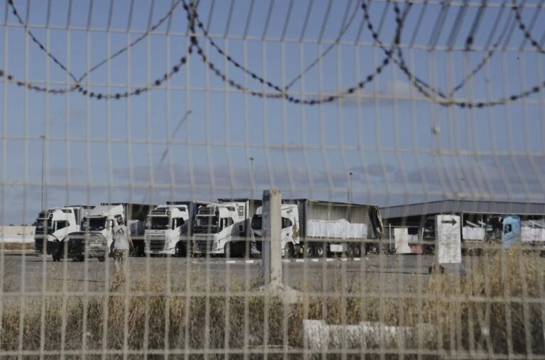 Ataques en Gaza matan al menos a 60 personas mientras aumentan las críticas a Israel