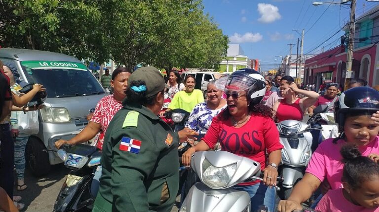 Digesett cambia multas por cascos protectores a mujeres de La Vega en Día de las Madres