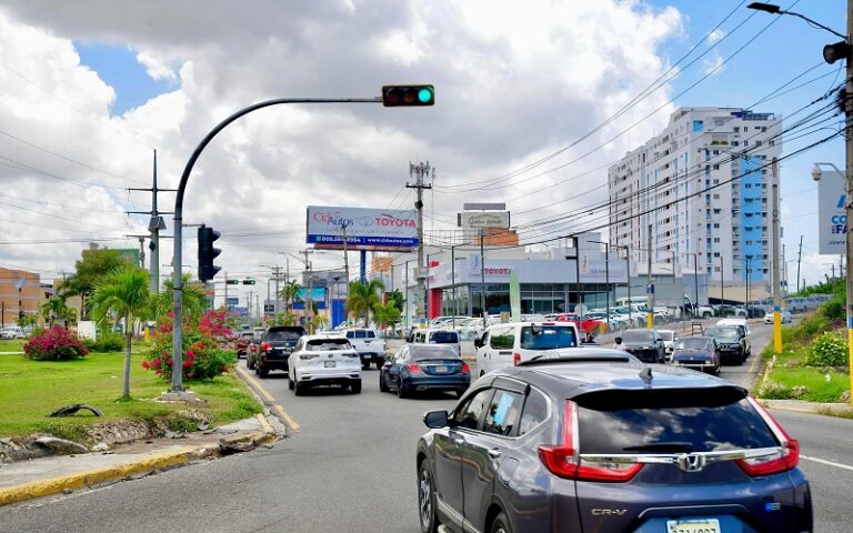 INTRANT instala semáforo en avenida San Isidro con Ecológica tras años de solicitud de la comunidad