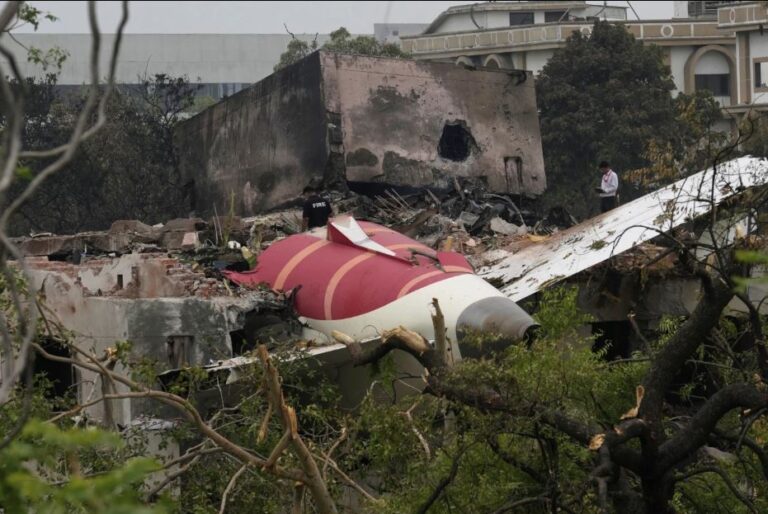 Investigadores buscan pruebas y más víctimas en el lugar del accidente de Air India