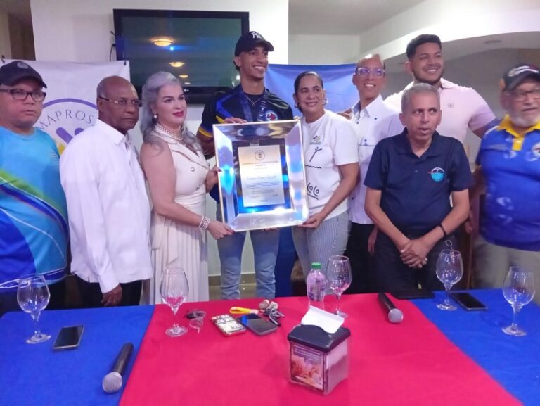 Club Amaprosan rinde homenaje al destacado nadador Cristian Ramos