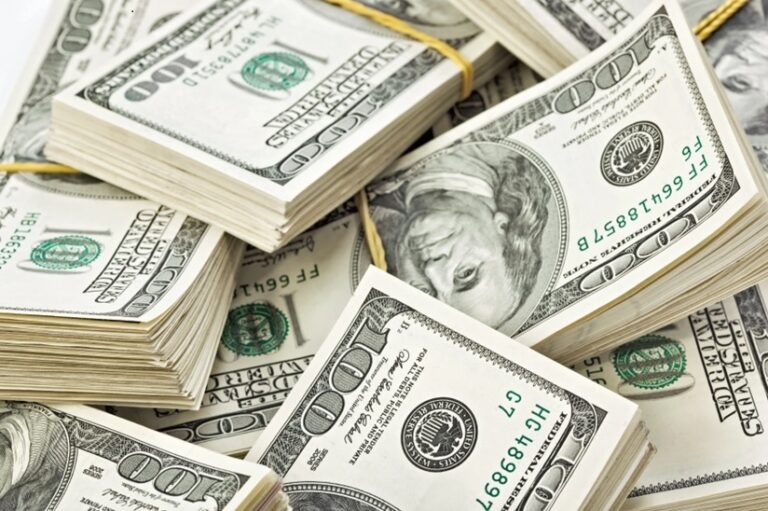 Dólar sigue en picada y baja 20 centavos; euro también retrocede