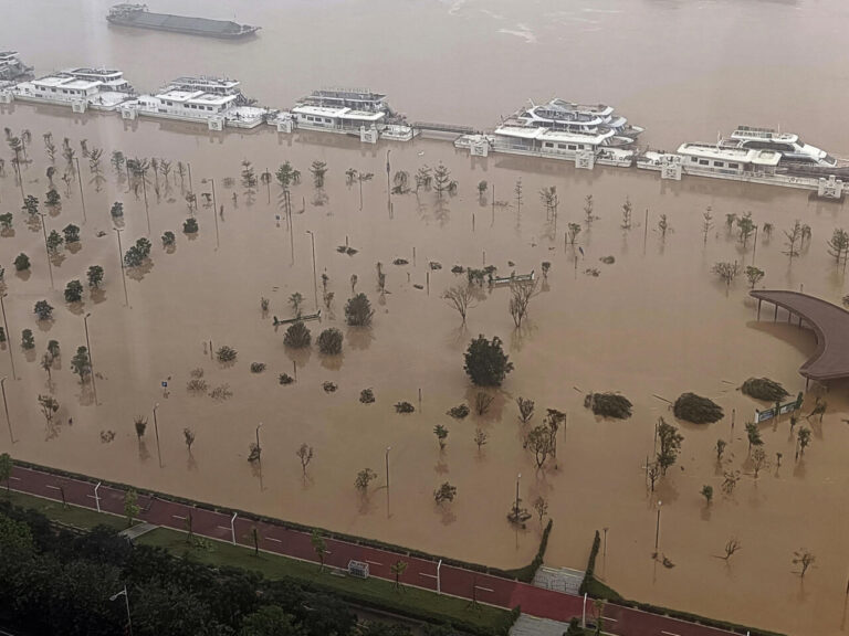 Un río se desborda en el sur de China y deja personas varadas y calles anegadas