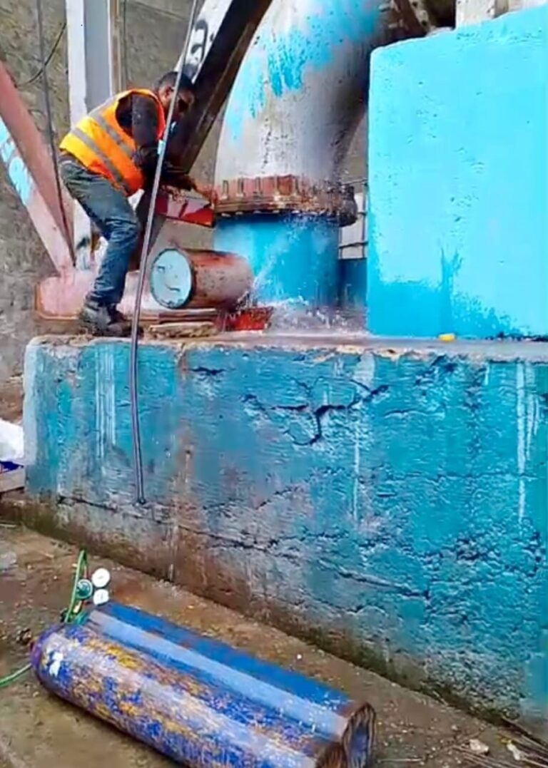 CAASD trabaja en la corrección de avería en línea de trasvase en el Puente de la 17