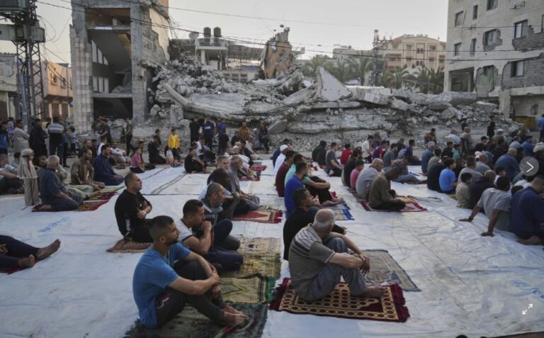 Gaza inicia el Eid con oraciones al aire libre entre escombros y escasez de alimentos