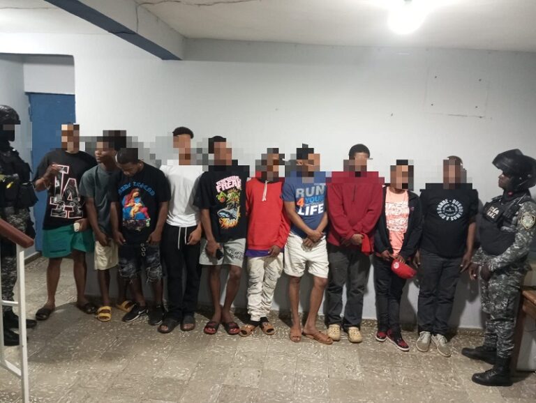 Policía detiene varias personas durante operativos en Monte Plata