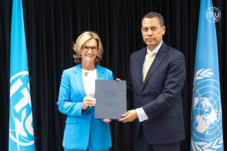 Doreen Bogdan Martin, secretaria general de la UIT, y Guido Gómez Mazara, presidente del INDOTEL.