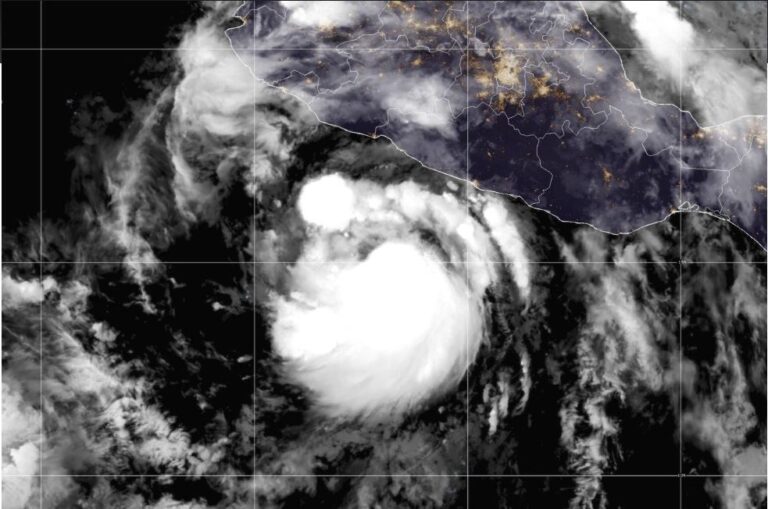 Huracán Flossie se fortalece aún más frente a la costa mexicana del Pacífico
