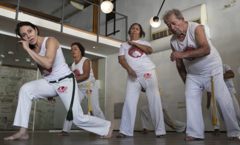 Pacientes con Parkinson en Brasil recurren a la capoeira para aliviar los síntomas