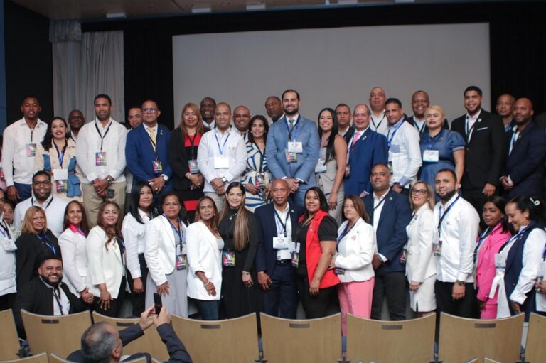 Yovany Moya representa al DN en la XXIV Cumbre Latinoamericana celebrada en NY