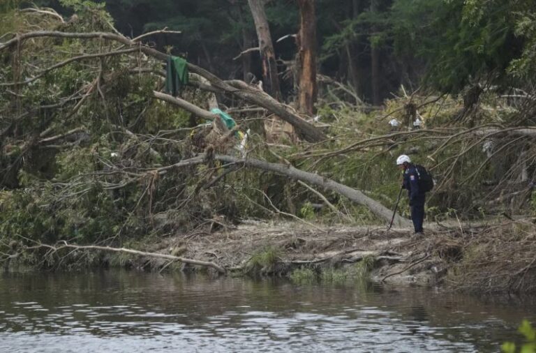 Suspenden búsqueda de víctimas de inundaciones en Texas ante advertencias de más lluvia