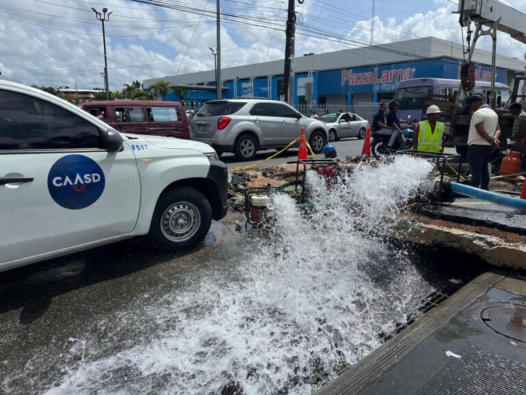 CAASD trabaja corrección de avería en avenida Máximo Gómez esquina Nicolás Ovando