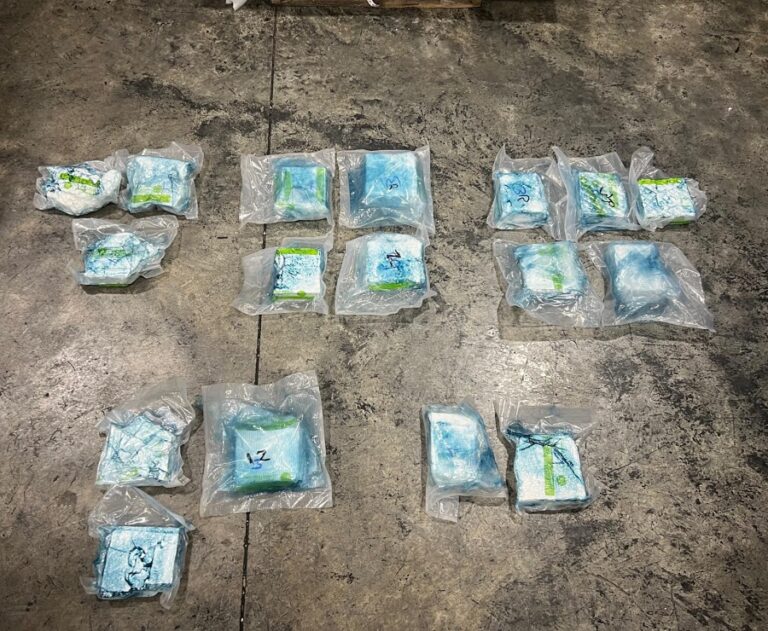 DNCD confisca 17 paquetes presumiblemente de cocaína en AILA