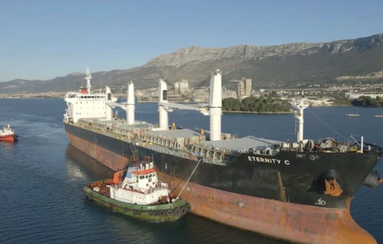 Rebeldes hutíes de Yemen atacan un barco en el mar Rojo tras afirmar que hundieron otro