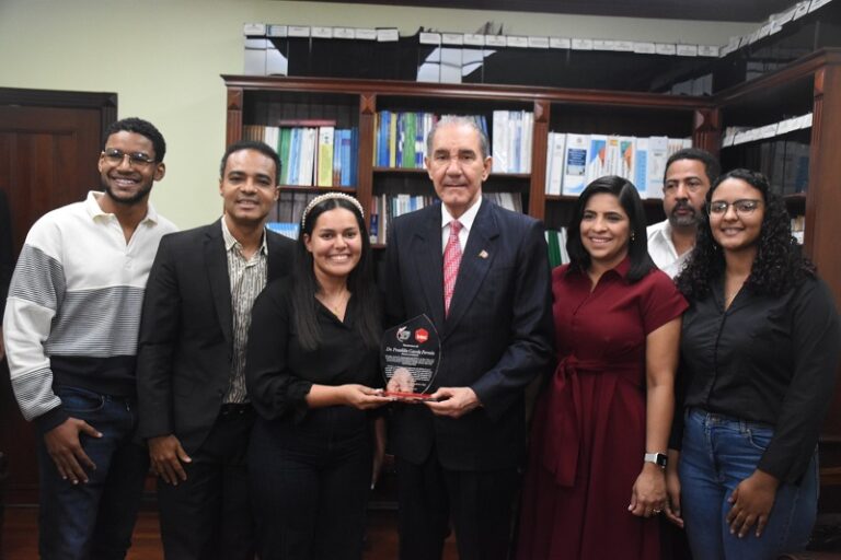 Reconocen a García Fermín por su liderazgo y transparencia en el programa de becas nacionales e internacionales del MESCyT