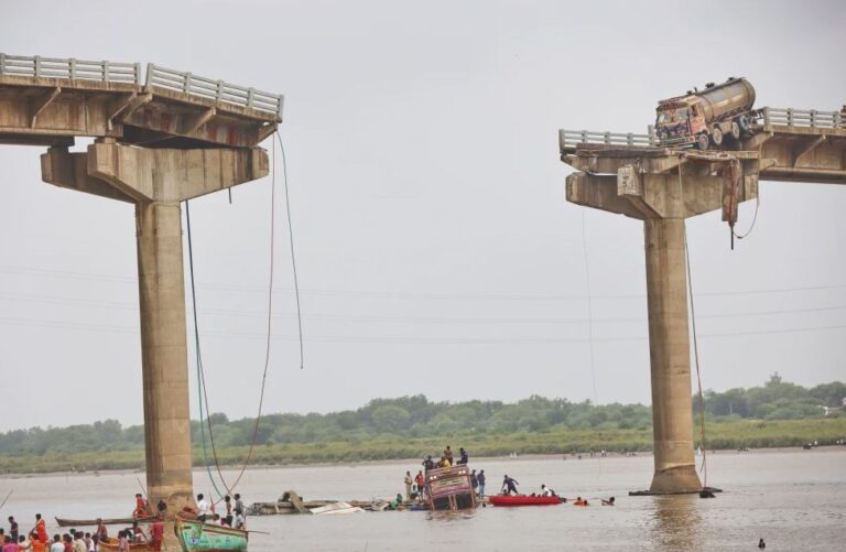 El colapso de un puente deja nueve muertos en el estado de Gujarat, India