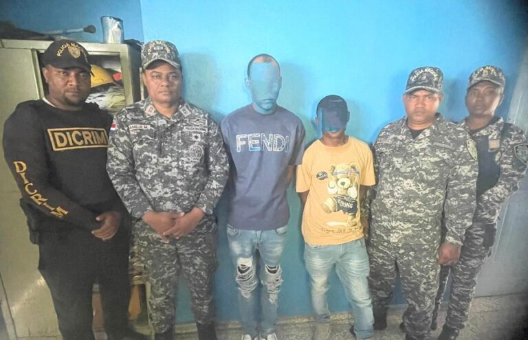 Apresan a dos hombres con arma de fuego ilegal y presuntas sustancias narcóticas en Barahona
