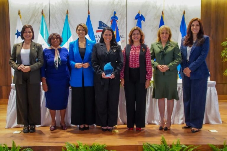 PARLACEN reconoce a Celinés Toribio como Mujer Migrante Destacada en el Exterior