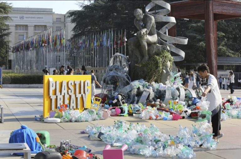 Artista ahoga una escultura en residuos plásticos frente a la ONU