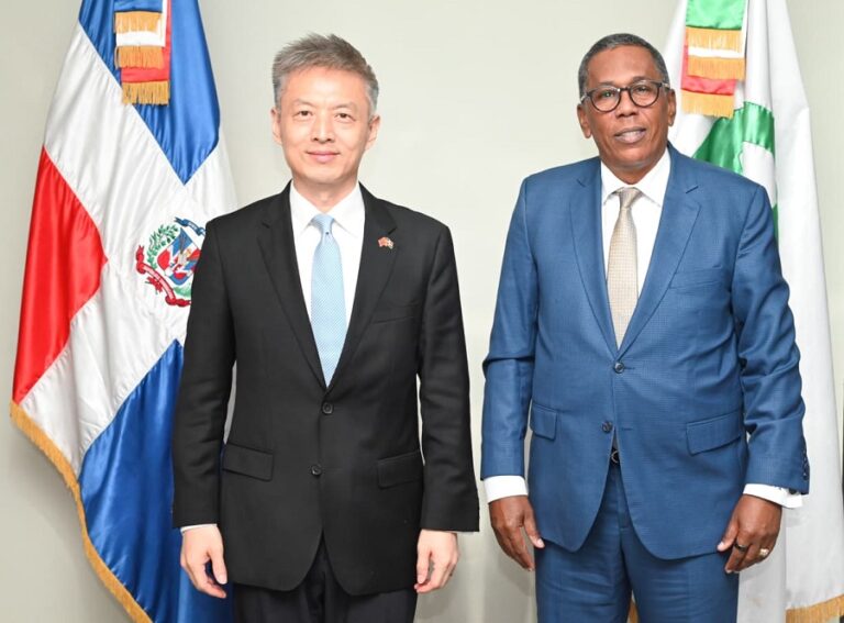Director de los Comedores Económicos recibe visita de cortesía de embajador de la República Popular China