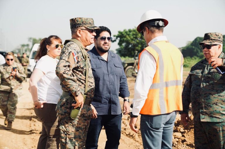 Ministro de Defensa de RD y Subsecretario de Defensa de EE.UU. recorren frontera domínico-haitiana de Manzanillo a Dajabón