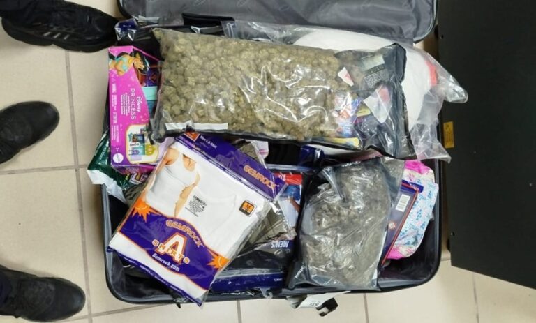 Detienen extranjero en Aeropuerto del Cibao con cinco paquetes de presunta marihuana