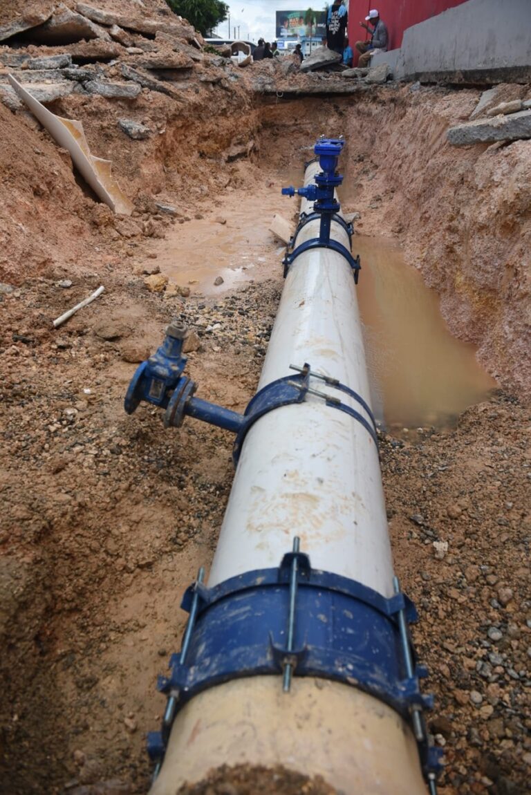 CAASD repara avería en tubería de agua potable en avenida Máximo Gómez con Nicolás de Ovando