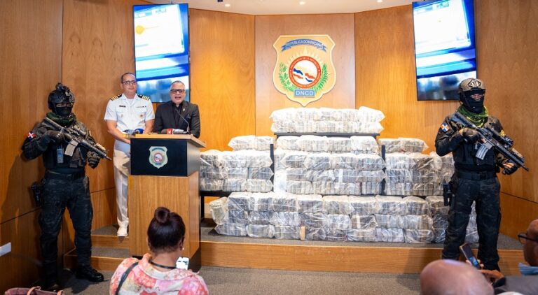 Incautan cargamento de 448 paquetes presumiblemente cocaína en Baní