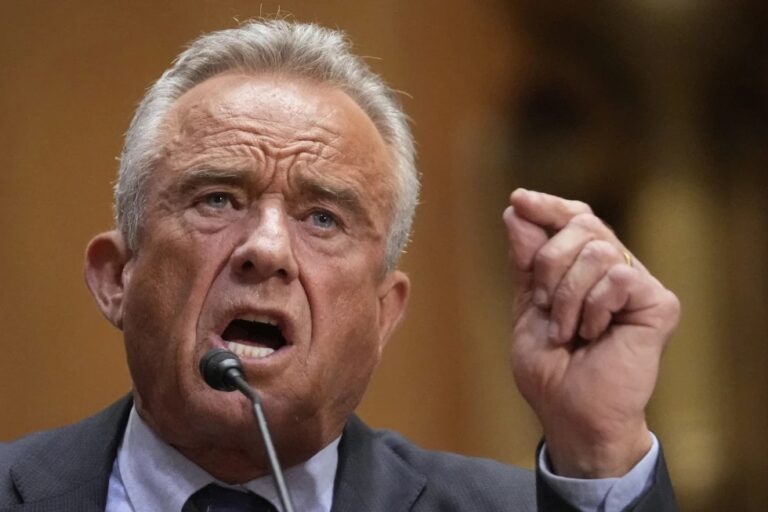 Kennedy defiende postura sobre vacunas COVID-19 en caótica audiencia en el Senado