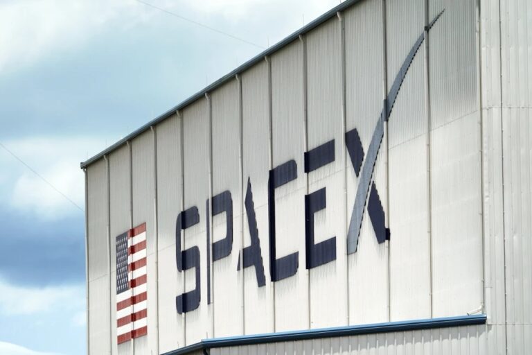 SpaceX de Musk gasta 17.000 millones de dólares para adquirir licencias de espectro de EchoStar