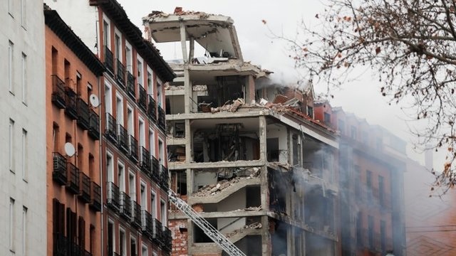 Un muerto y 25 heridos tras una explosión por presunta fuga de gas en un edificio de Madrid