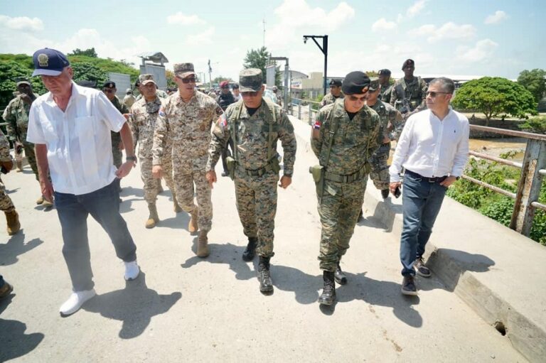 Ministro de Defensa y asesores del Poder Ejecutivo recorren por la frontera RD–Haití