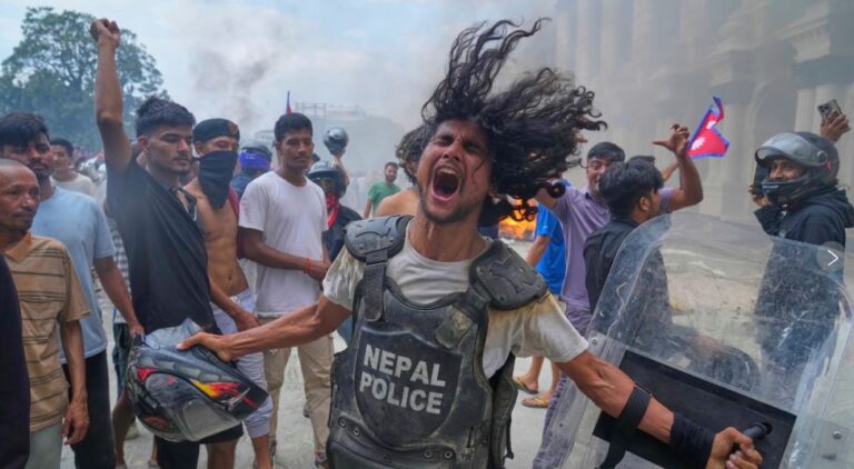 Detrás de las mortales protestas en Nepal por la prohibición de las redes sociales se esconde la ira por la corrupción y el nepotismo
