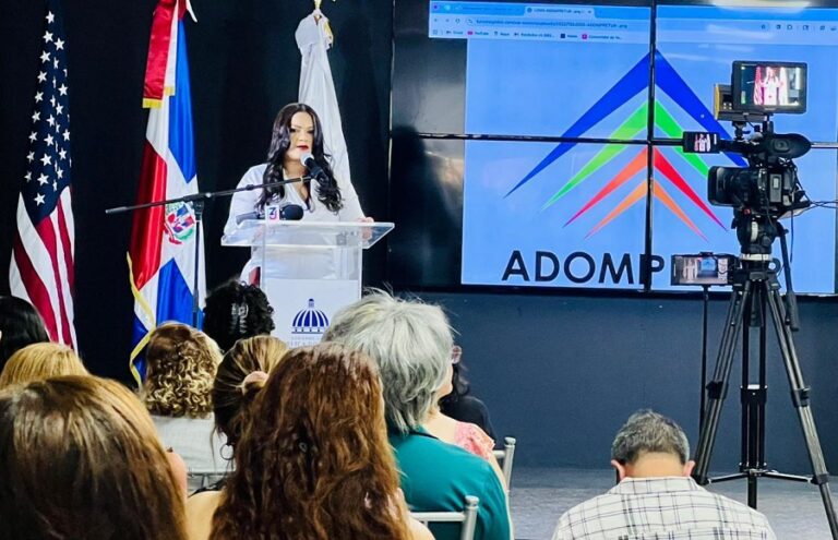 Con homenaje póstumo a María Cristina Camilo, Adompretur juramenta nueva directiva en Nueva York
