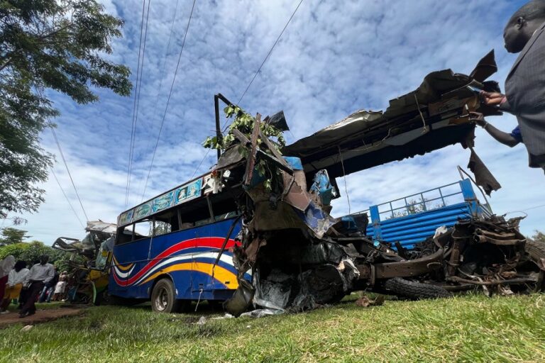 Más de 40 muertos en un choque entre autobuses en el oeste de Uganda