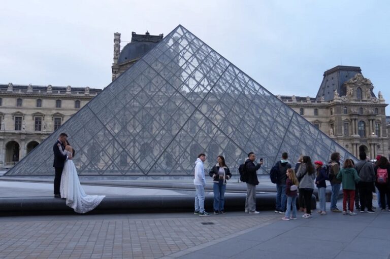 Cronología del robo de joyas en el Louvre de París