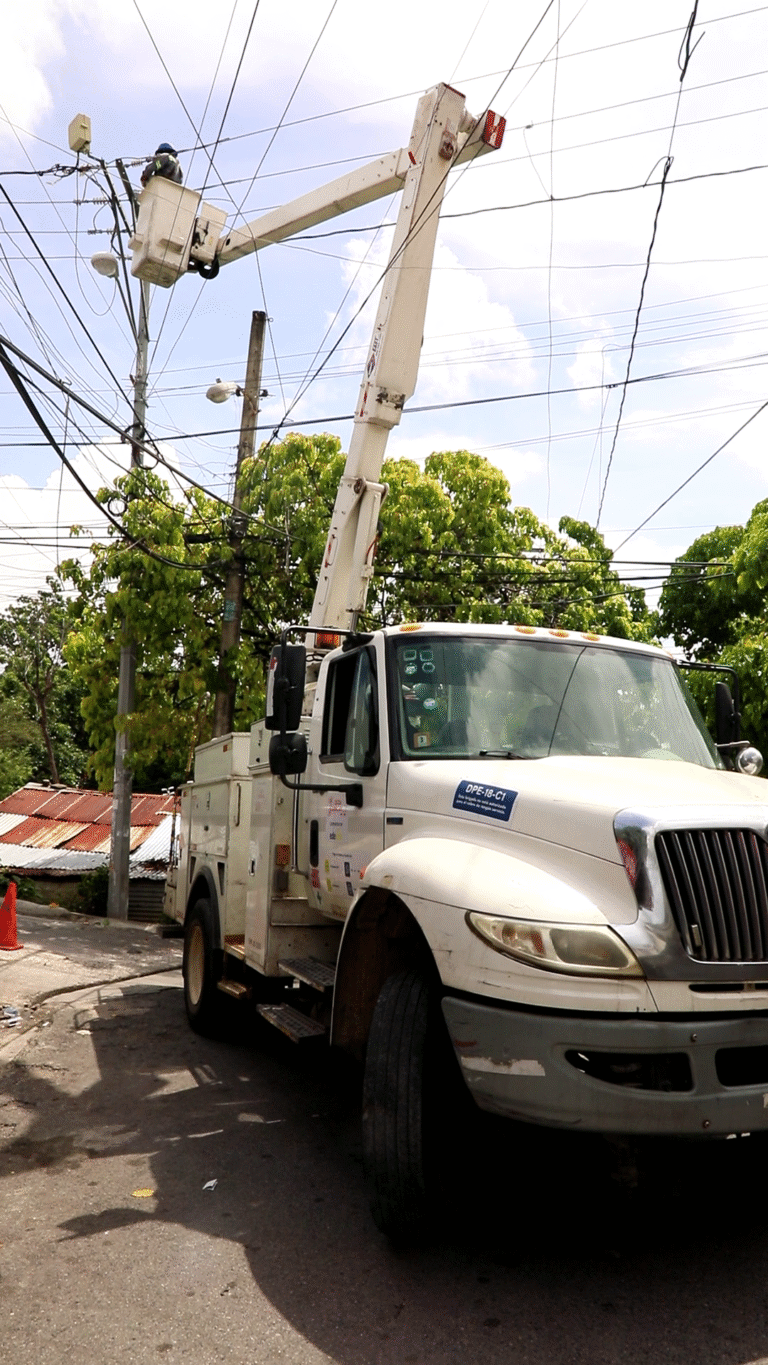 Edeeste continúa trabajos que mejoran el servicio eléctrico en Los Tres Brazos