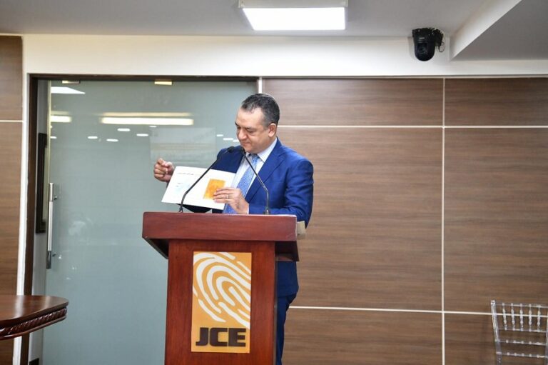 JCE incorpora en nueva cédula símbolos patrios tras aval del Instituto Duartiano y Efemérides Patrias