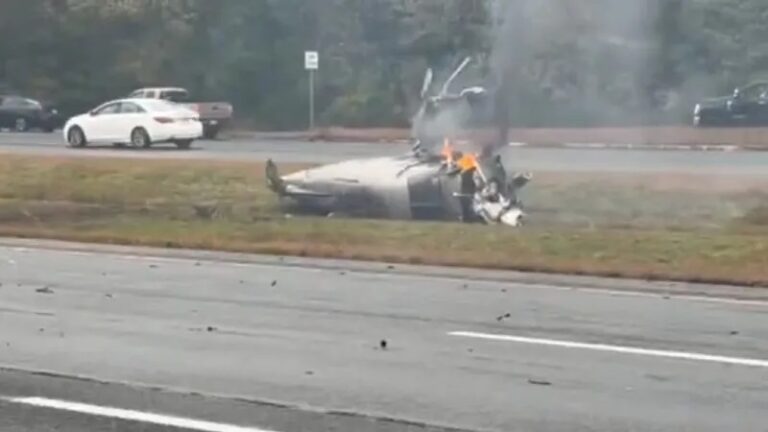 Un avión se estrella en una autopista de Massachusetts, matando a dos personas y hiriendo a una en tierra