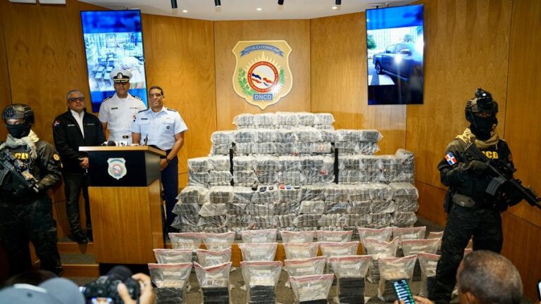 Incautan un cargamento de 650 paquetes presumiblemente cocaína en Baní