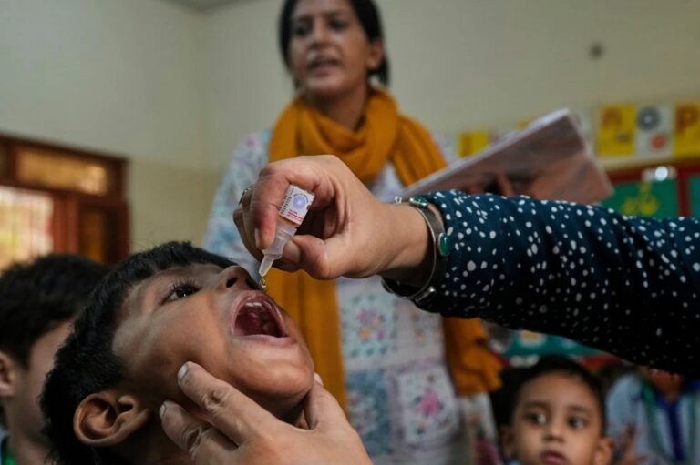 Matan a un policía que escoltaba a un equipo de vacunación contra la polio en Pakistán