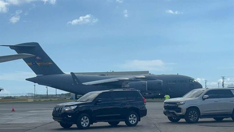 Avión de las fuerzas militares de los Estados Unidos en el Aeropuerto Internacional de Las Américas. (NEAL CRUZ.)