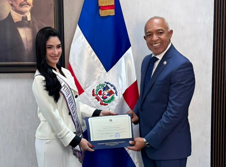 Consulado Dominicano en Nueva Jersey rinde honores a «Miss Petite Internacional 2025» Beatriz Pérez Guenen