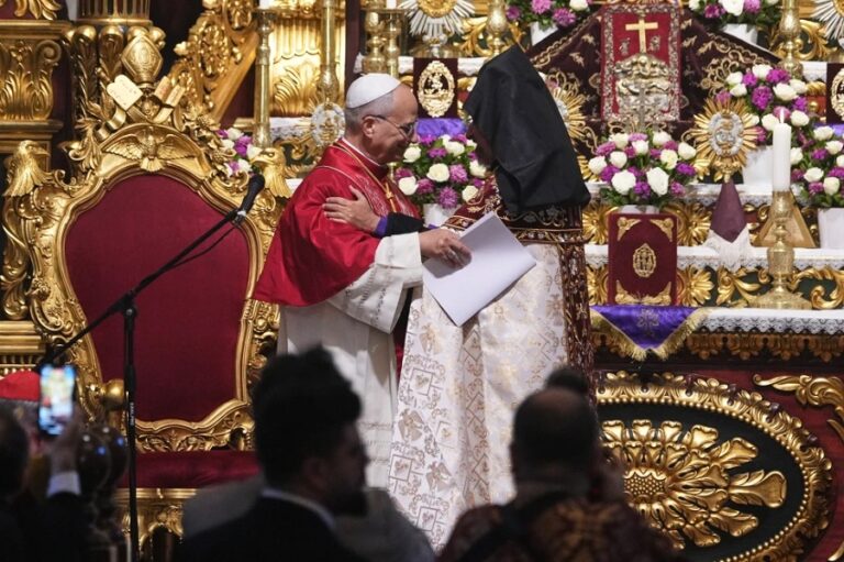El papa cierra su visita a Turquía y viaja a Beirut para dar esperanza a Líbano tras años de crisis