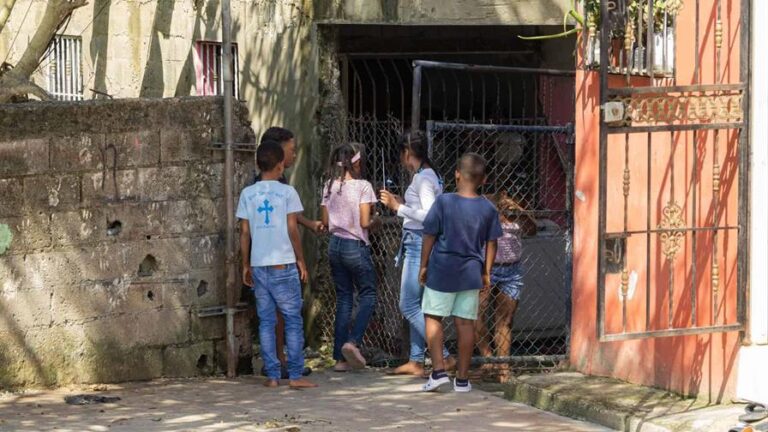 El área de juegos infantiles que se convirtió en un campo de batalla en Los Girasoles