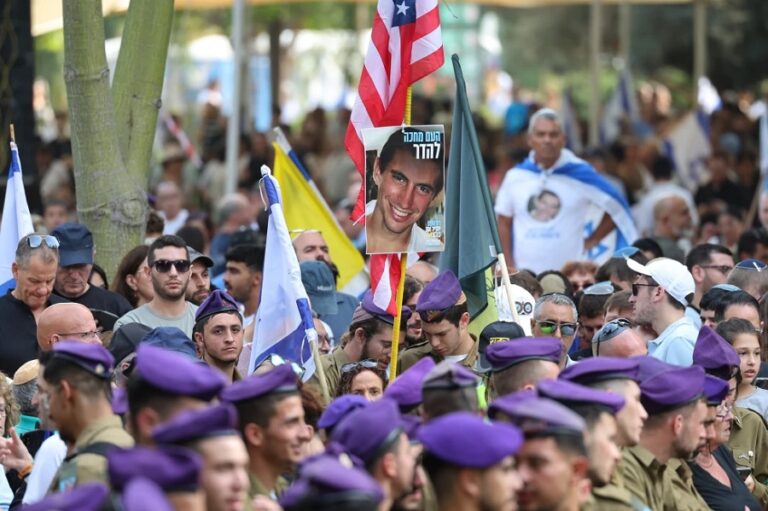 Decenas de miles asisten al funeral de un soldado israelí cuyos restos estuvieron en Gaza 11 años