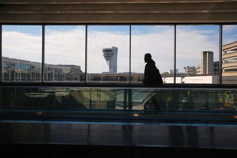 Los principales aeropuertos de EEUU recortarán vuelos por la falta de personal debido al cierre